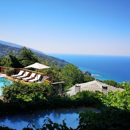 Adama Hotel Mouresi Bagian luar foto