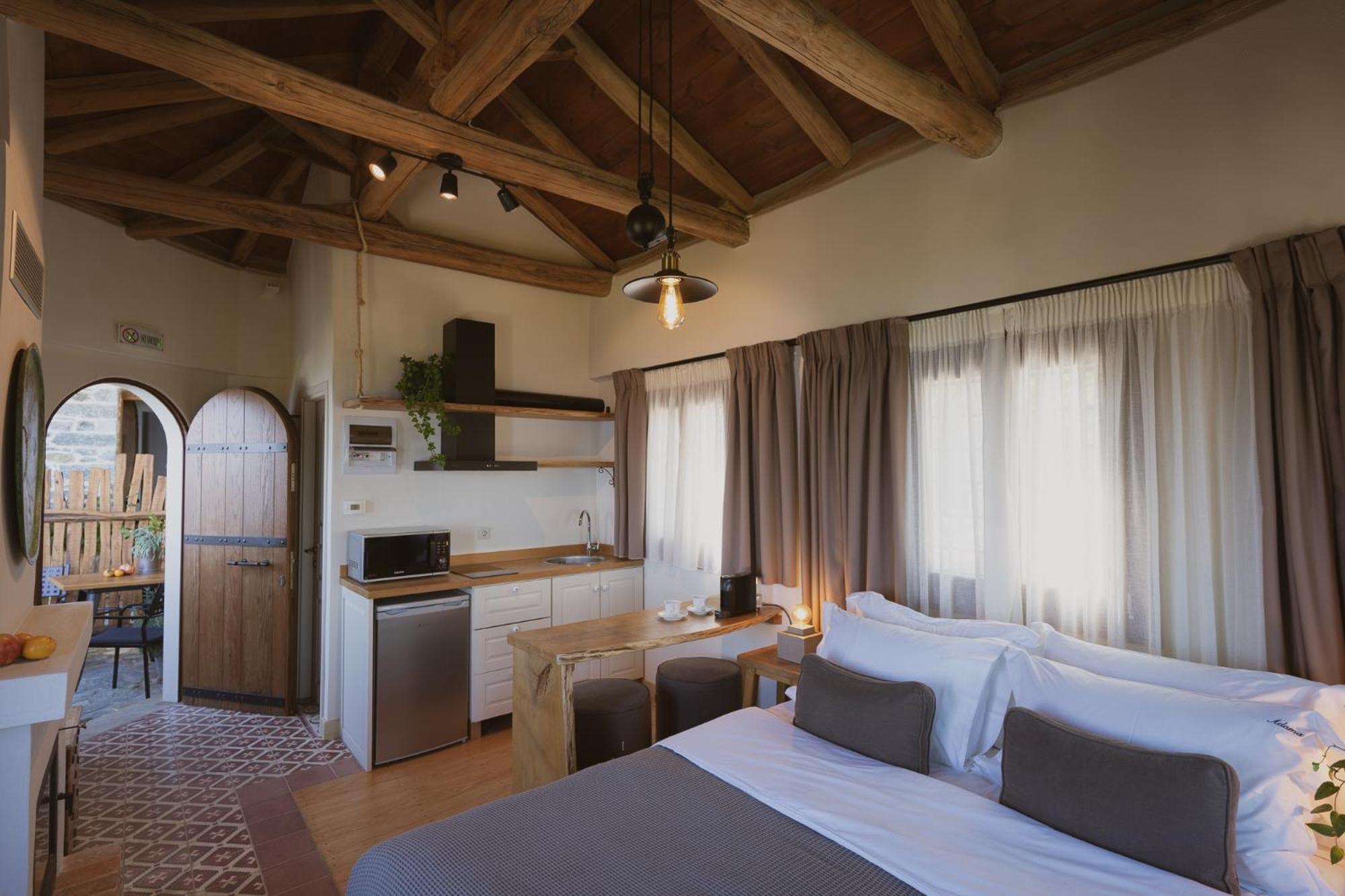 Adama Hotel Mouresi Bagian luar foto