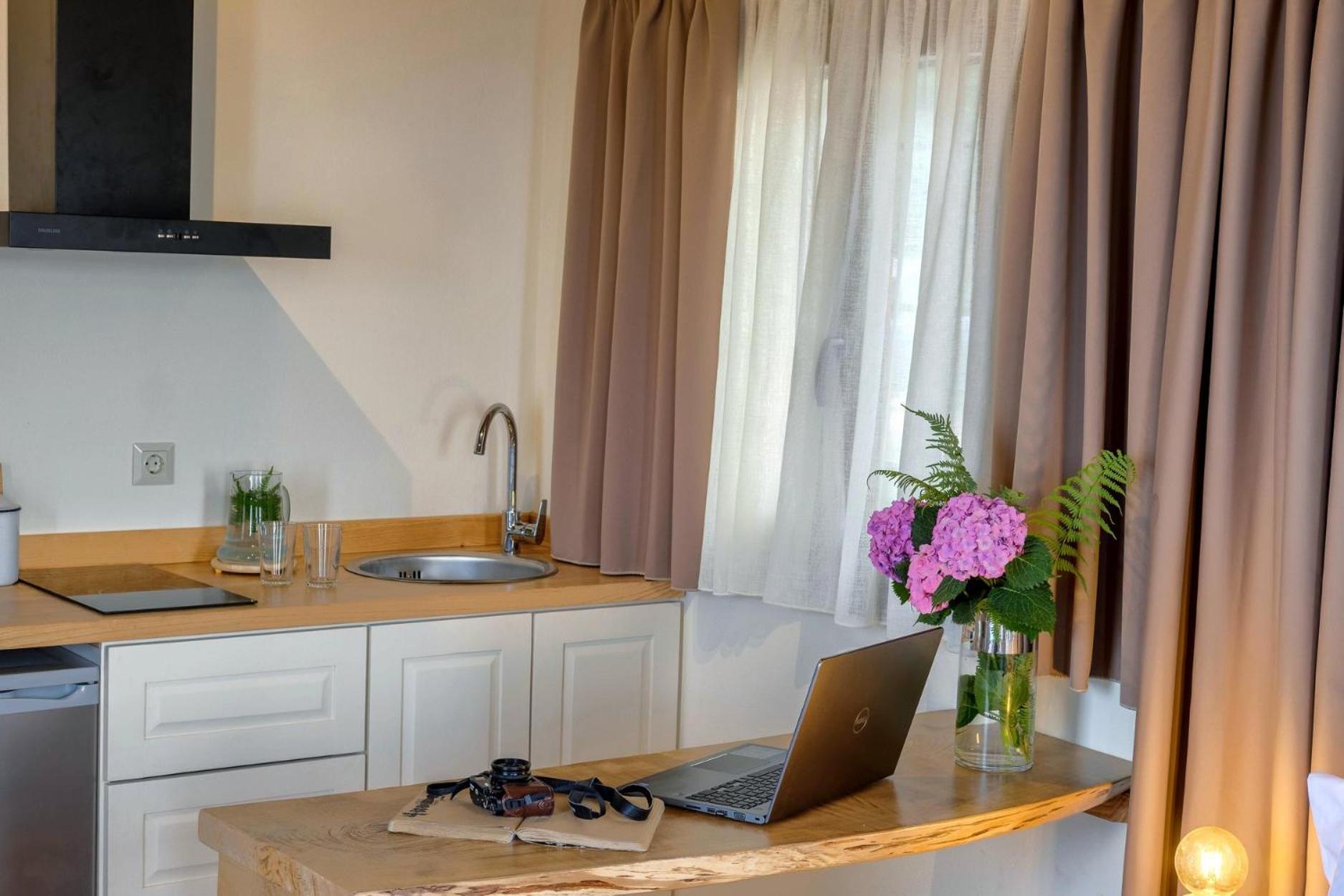 Adama Hotel Mouresi Bagian luar foto