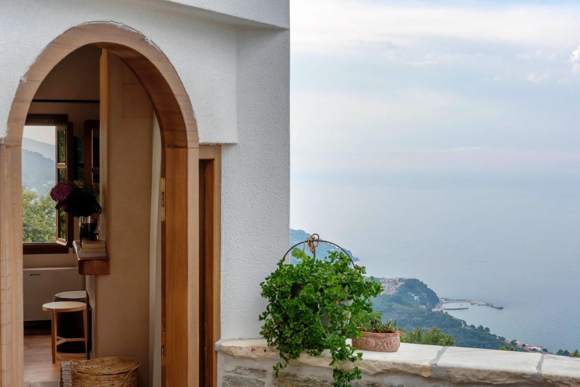 Adama Hotel Mouresi Bagian luar foto