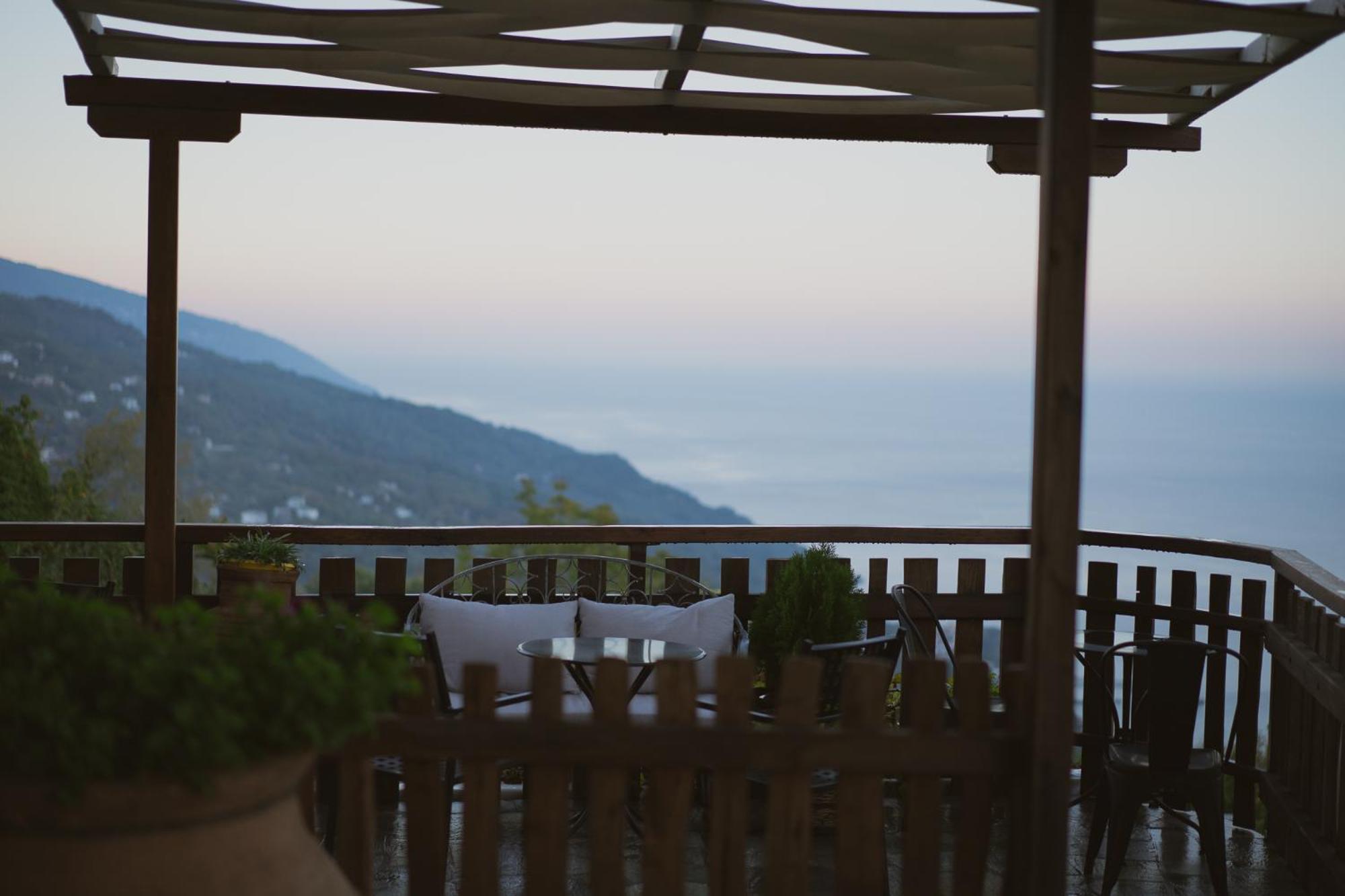 Adama Hotel Mouresi Bagian luar foto