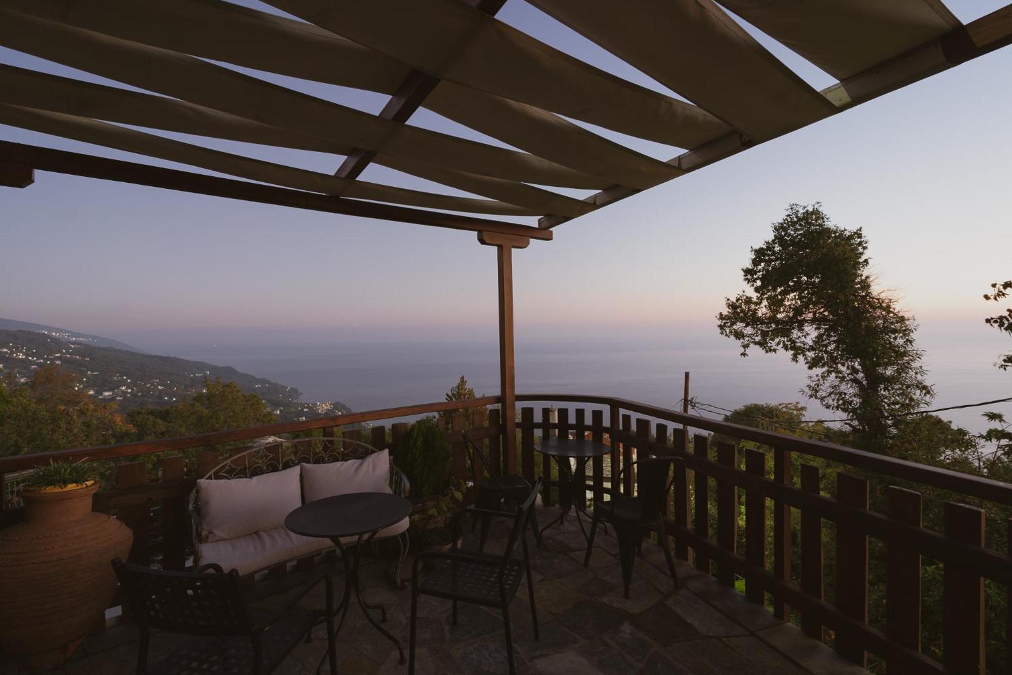 Adama Hotel Mouresi Bagian luar foto