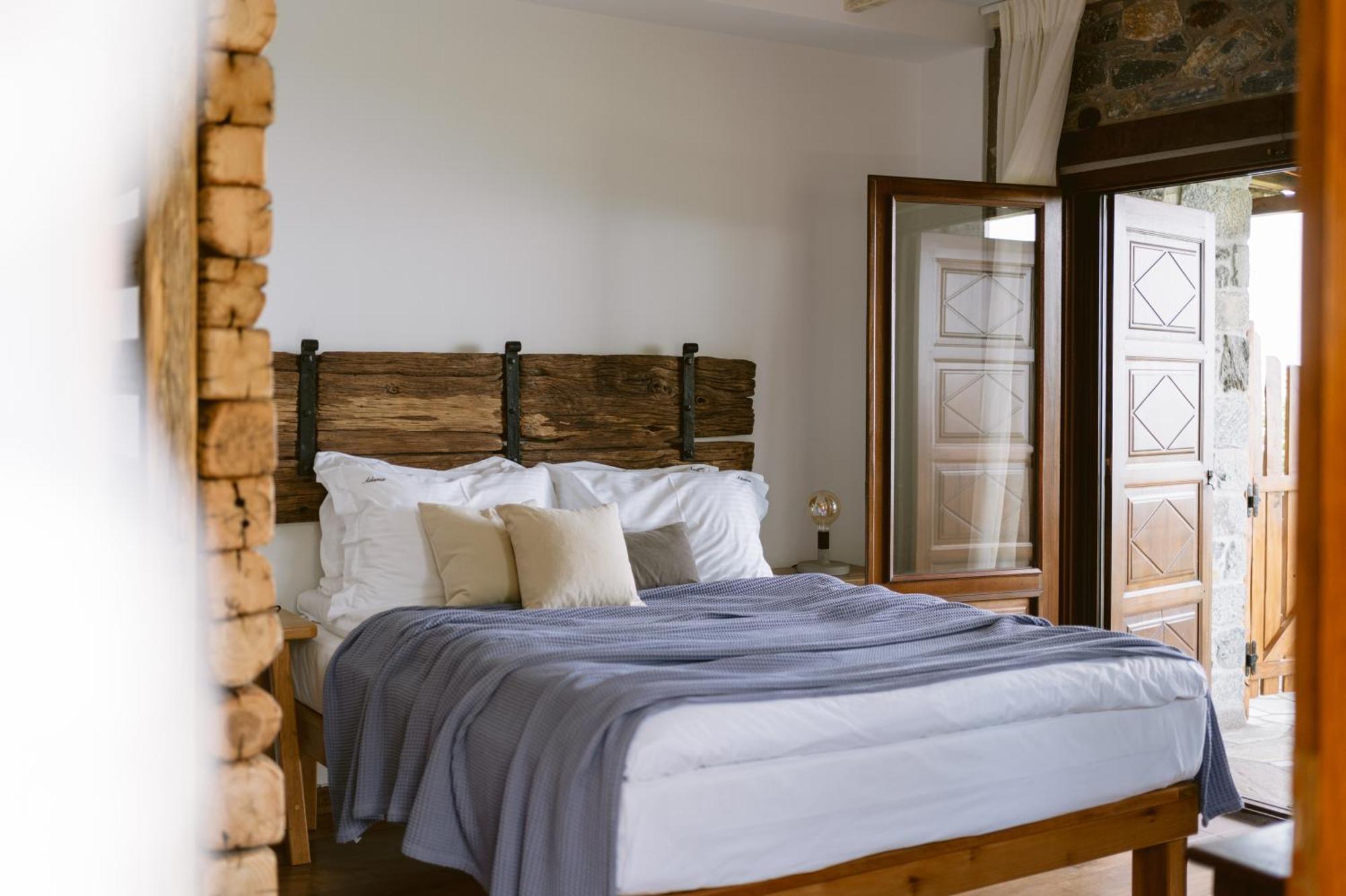 Adama Hotel Mouresi Bagian luar foto