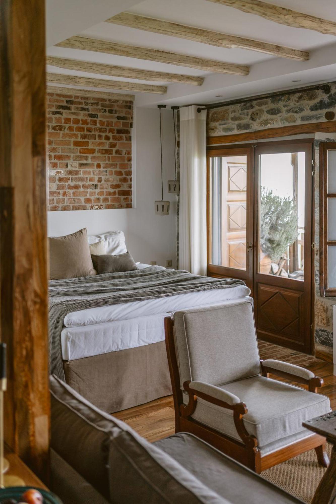 Adama Hotel Mouresi Bagian luar foto