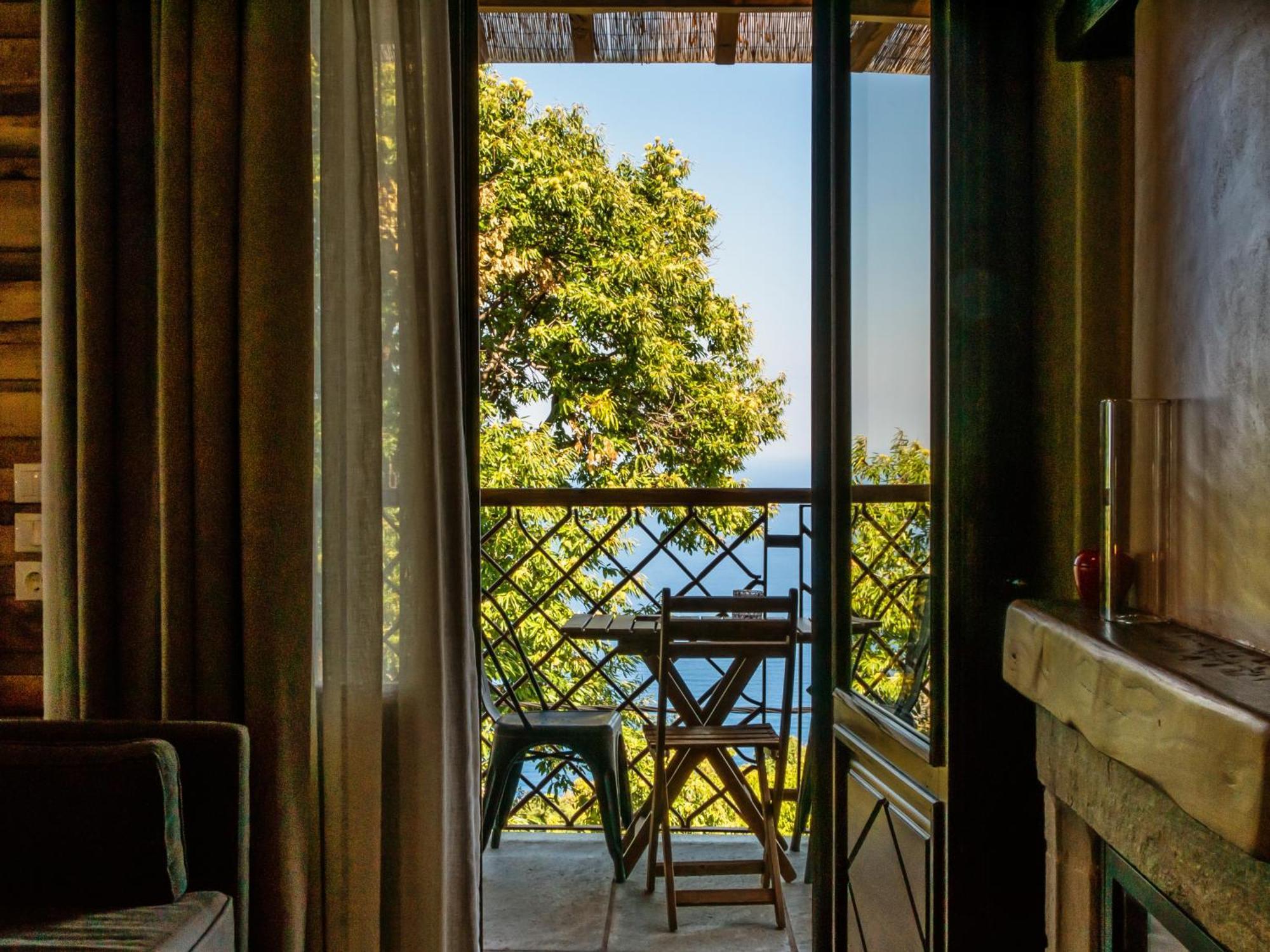 Adama Hotel Mouresi Bagian luar foto