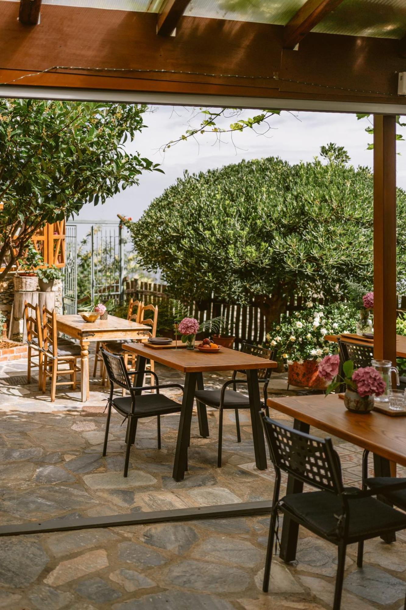 Adama Hotel Mouresi Bagian luar foto