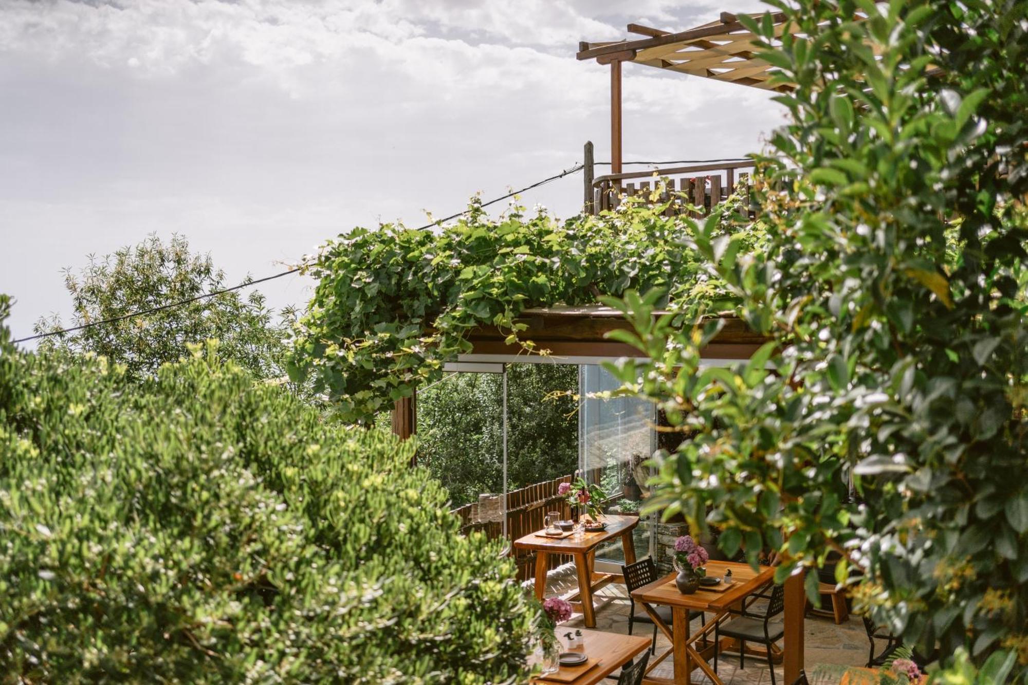 Adama Hotel Mouresi Bagian luar foto