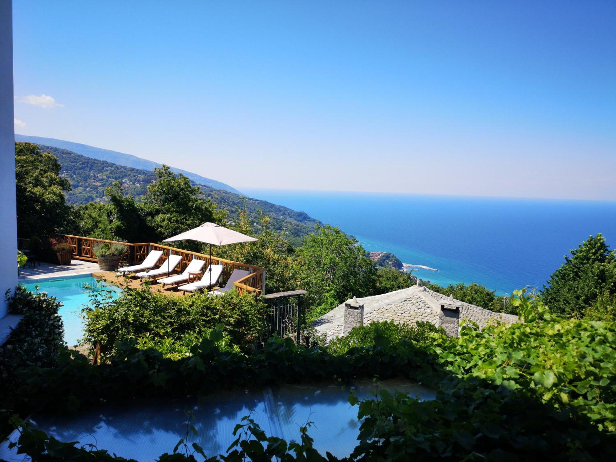Adama Hotel Mouresi Bagian luar foto