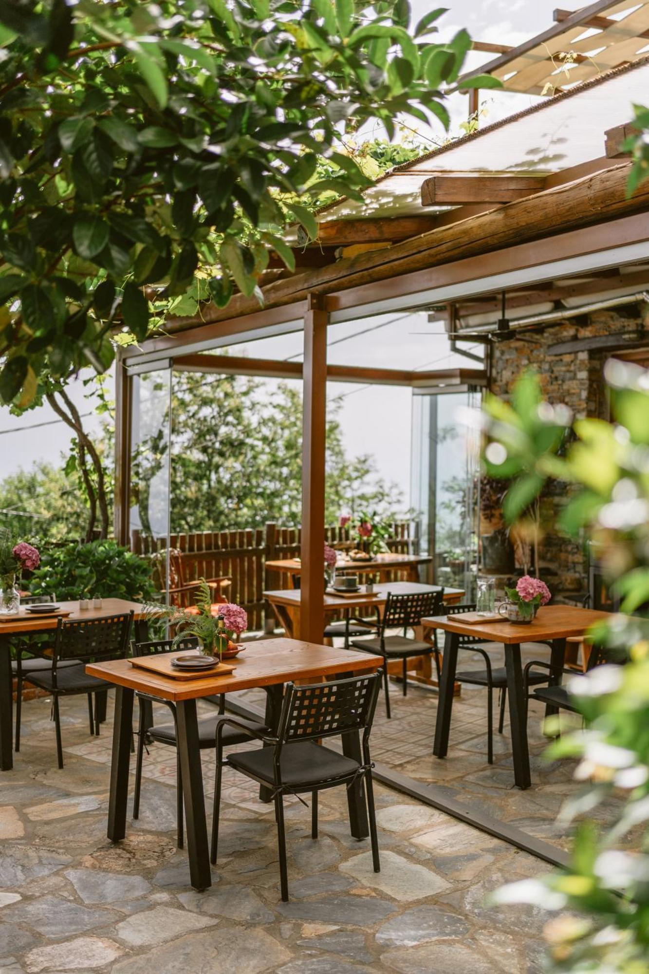 Adama Hotel Mouresi Bagian luar foto